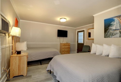 Old Colonial Motel - image 20