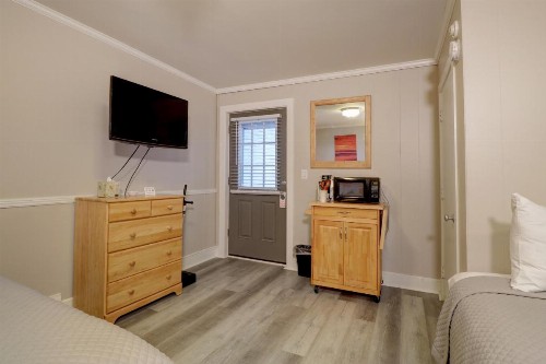 Old Colonial Motel - image 32