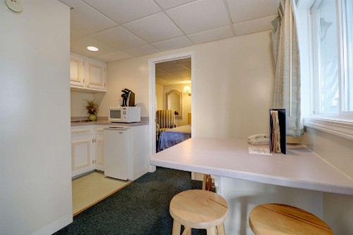 Sea View Inn - image 19