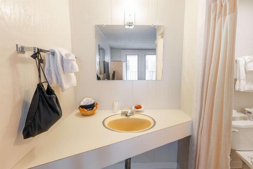 Sea View Inn - image 41