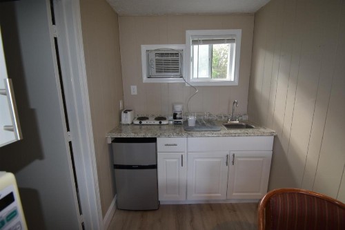 Island View Motel - image 14