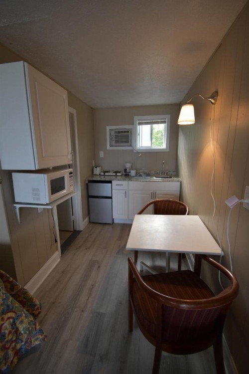 Island View Motel - image 15