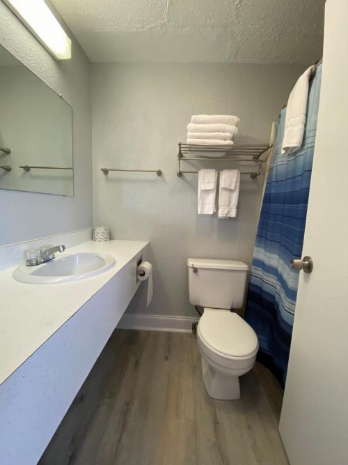 Island View Motel - image 20
