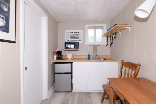 Island View Motel - image 24