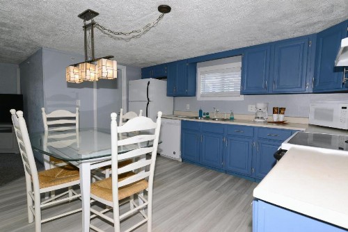 Island View Motel - image 30