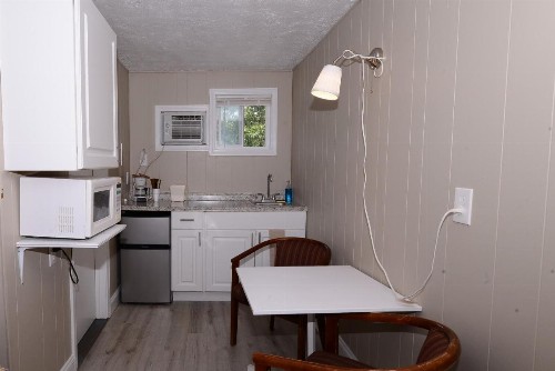 Island View Motel - image 37