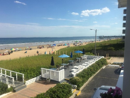 Sandpiper Beachfront Motel - image 1