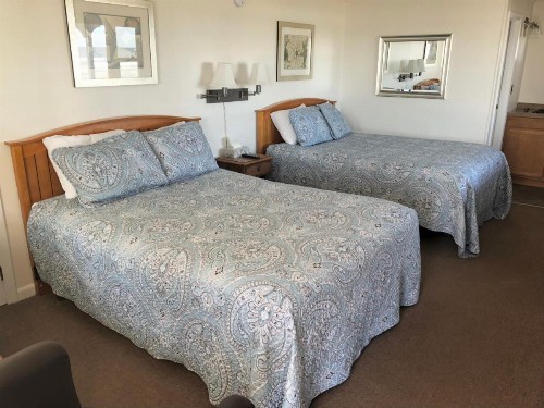 Sandpiper Beachfront Motel - image 16