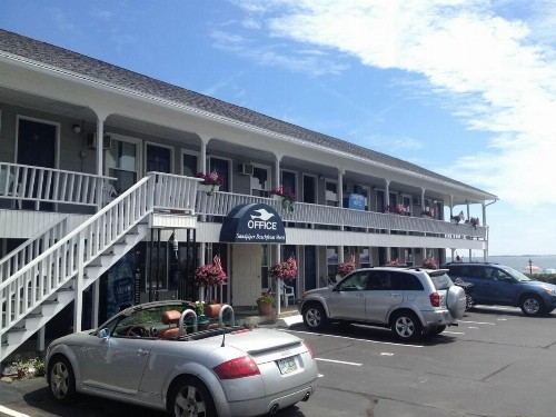 Sandpiper Beachfront Motel - image 37