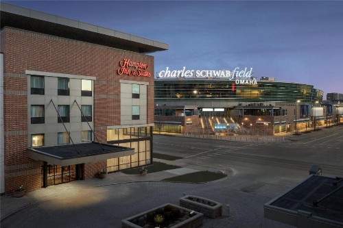 Hampton Inn & Suites Omaha-Downtown - image 1