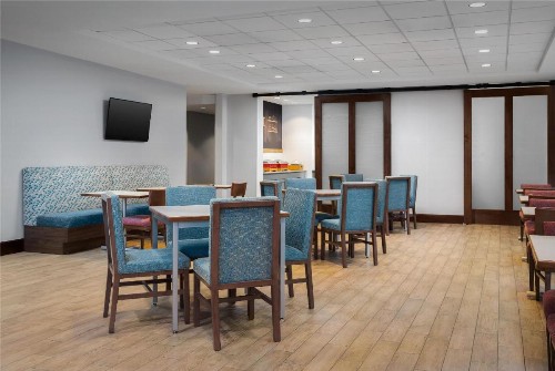 Hampton Inn & Suites Omaha-Downtown - image 11