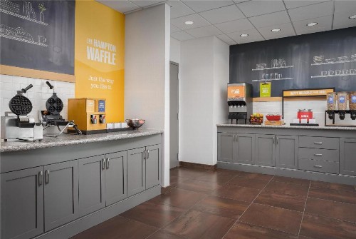 Hampton Inn & Suites Omaha-Downtown - image 12