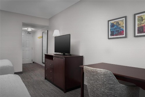 Hampton Inn & Suites Omaha-Downtown - image 17