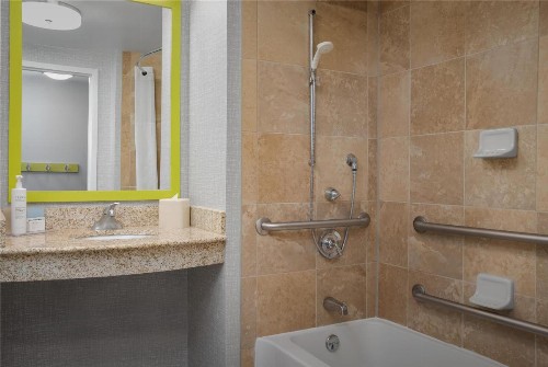 Hampton Inn & Suites Omaha-Downtown - image 32
