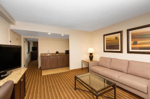 Aksarben Suites A Trademark Collection Hotel - image 10