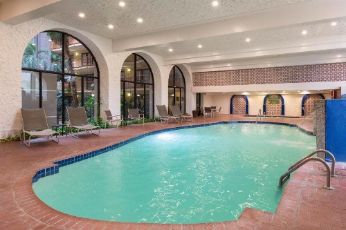 Aksarben Suites A Trademark Collection Hotel - image 6