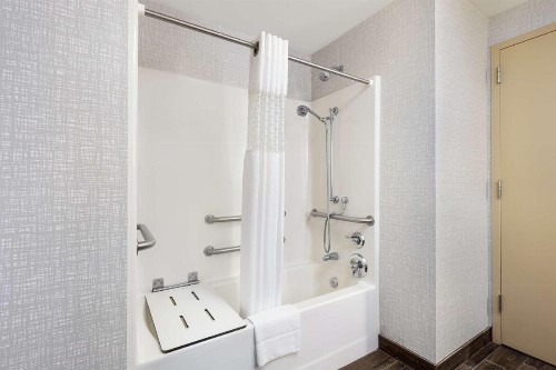 Newly Renovated Hampton Inn Omaha West Lakeside - image 10