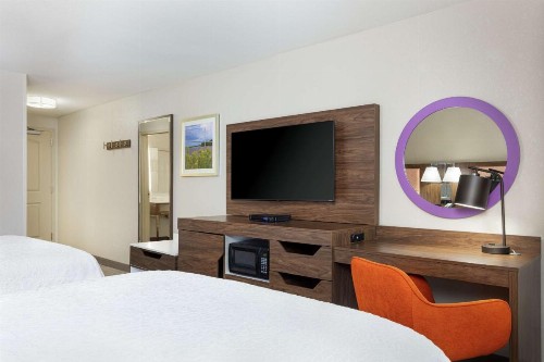 Newly Renovated Hampton Inn Omaha West Lakeside - image 11