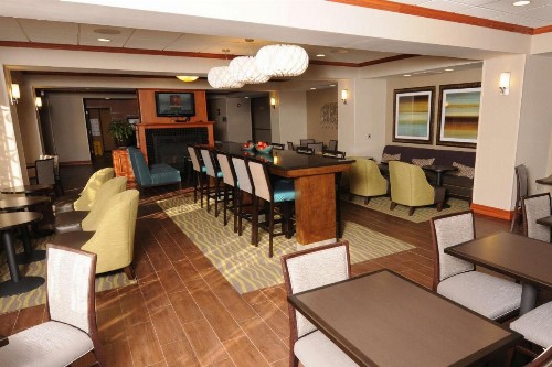 Newly Renovated Hampton Inn Omaha West Lakeside - image 27