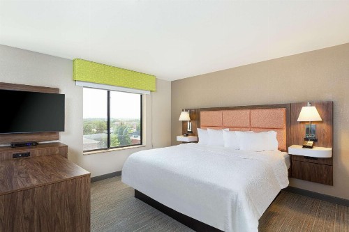 Newly Renovated Hampton Inn Omaha West Lakeside - image 33