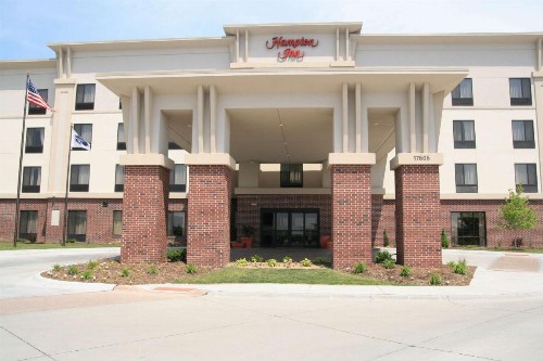 Newly Renovated Hampton Inn Omaha West Lakeside - image 35