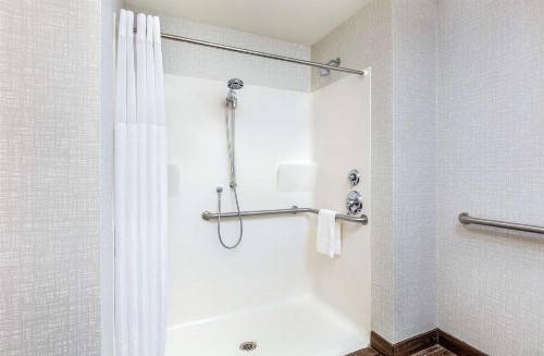 Newly Renovated Hampton Inn Omaha West Lakeside - image 4