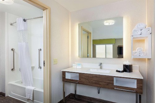Newly Renovated Hampton Inn Omaha West Lakeside - image 6