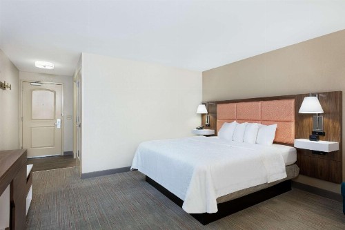 Newly Renovated Hampton Inn Omaha West Lakeside - image 8