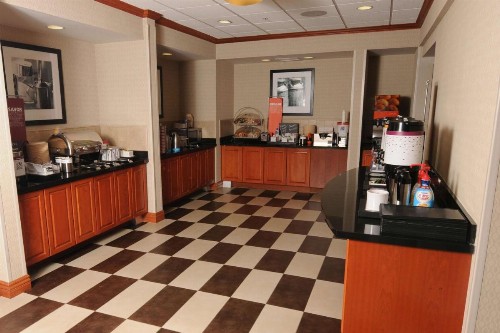 Newly Renovated Hampton Inn Omaha West Lakeside - image 9