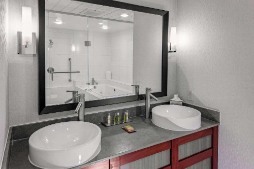 DoubleTree by Hilton Hotel & Executive Meeting Center Omaha-Downtown - image 20