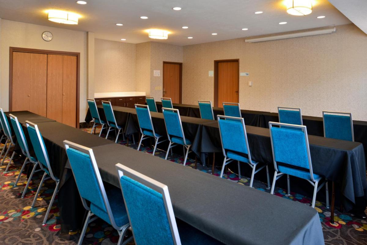 Holiday Inn Express Hotel & Suites Omaha West an IHG Hotel - image 3