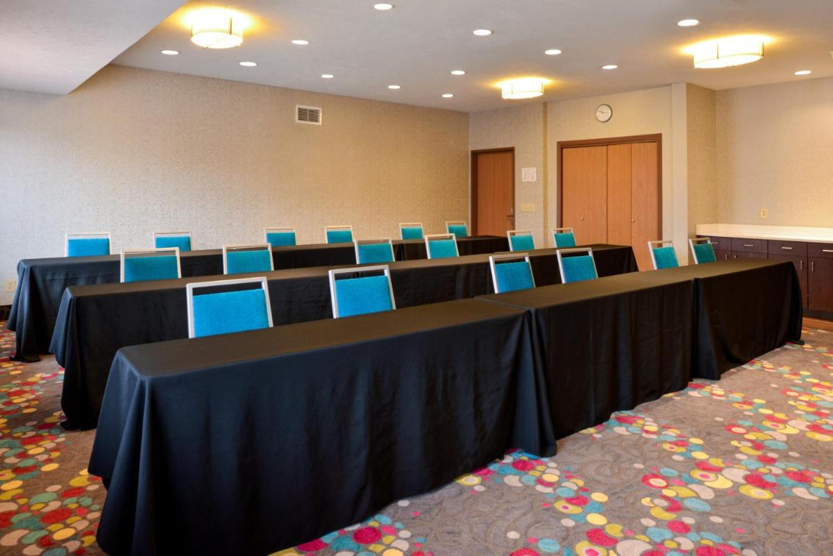 Holiday Inn Express Hotel & Suites Omaha West an IHG Hotel - image 5