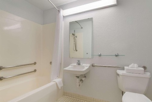 MainStay Suites Omaha Old Mill - image 15