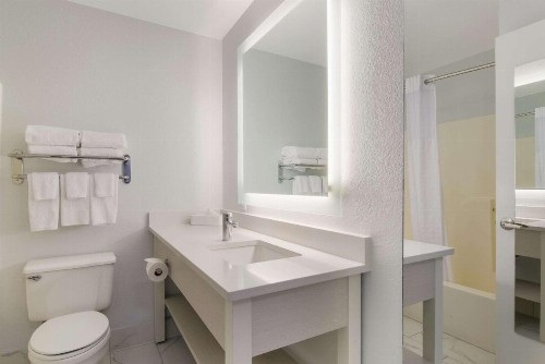 MainStay Suites Omaha Old Mill - image 2