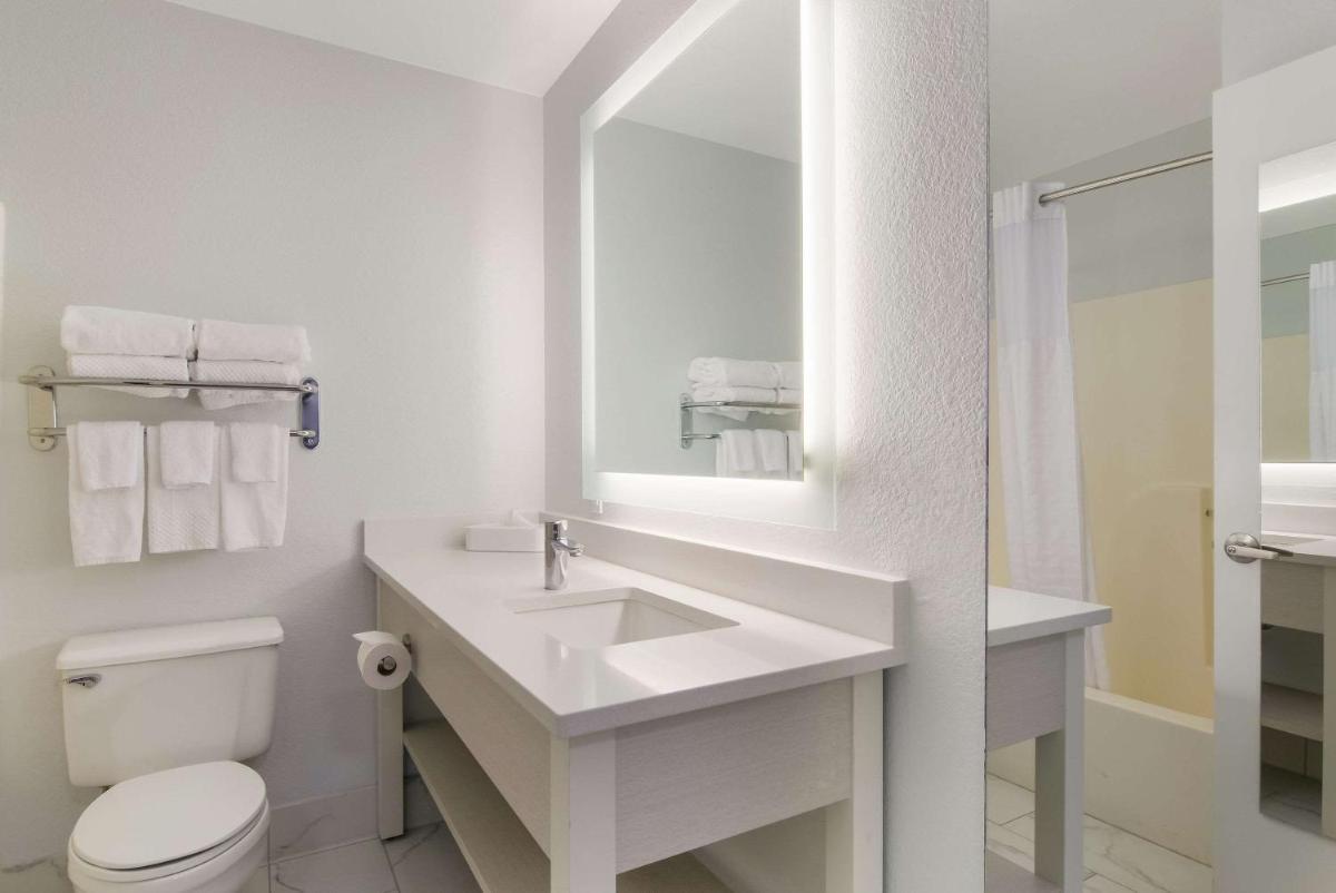 MainStay Suites Omaha Old Mill - image 2