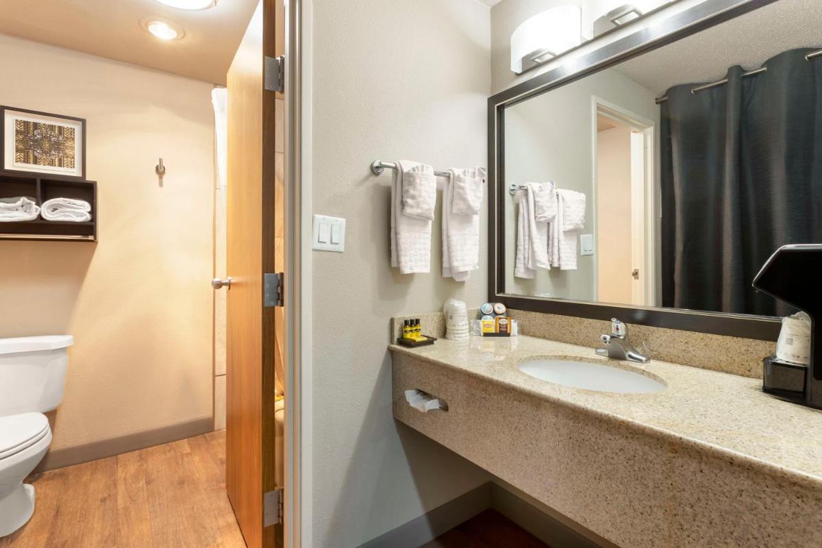 Best Western Plus Midwest Inn - image 5