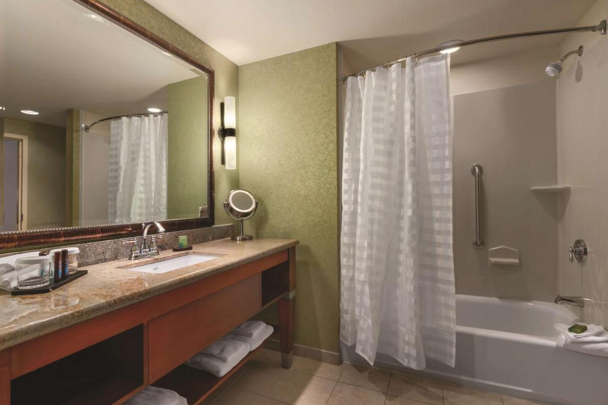 Embassy Suites Omaha- La Vista/ Hotel & Conference Center - image 2