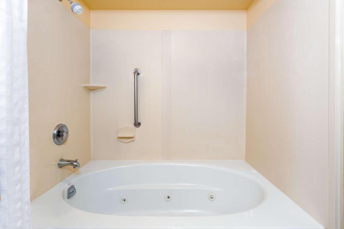 Embassy Suites Omaha- La Vista/ Hotel & Conference Center - image 3