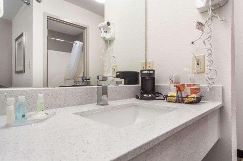 Quality Inn & Suites West Omaha - NE Linclon - image 17