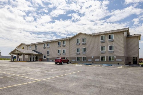 Super 8 by Wyndham Omaha SW - image 1