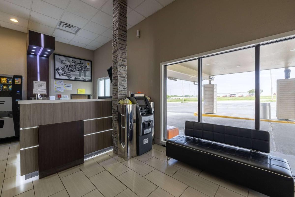 Super 8 by Wyndham Omaha SW - image 2