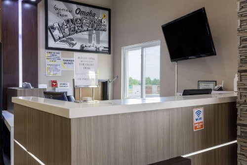 Super 8 by Wyndham Omaha SW - image 3