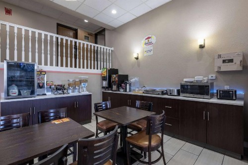 Super 8 by Wyndham Omaha SW - image 5