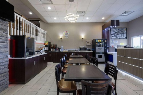 Super 8 by Wyndham Omaha SW - image 6