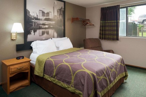 Super 8 by Wyndham Omaha NE - image 11