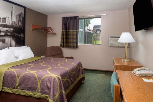 Super 8 by Wyndham Omaha NE - image 12