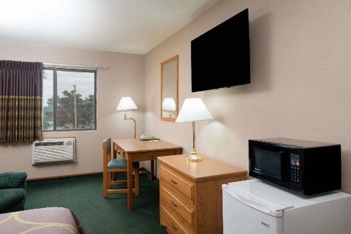 Super 8 by Wyndham Omaha NE - image 13
