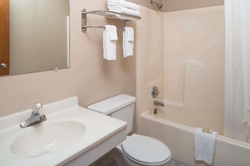 Super 8 by Wyndham Omaha NE - image 15