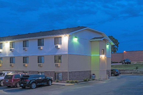 Super 8 by Wyndham Omaha NE - image 4