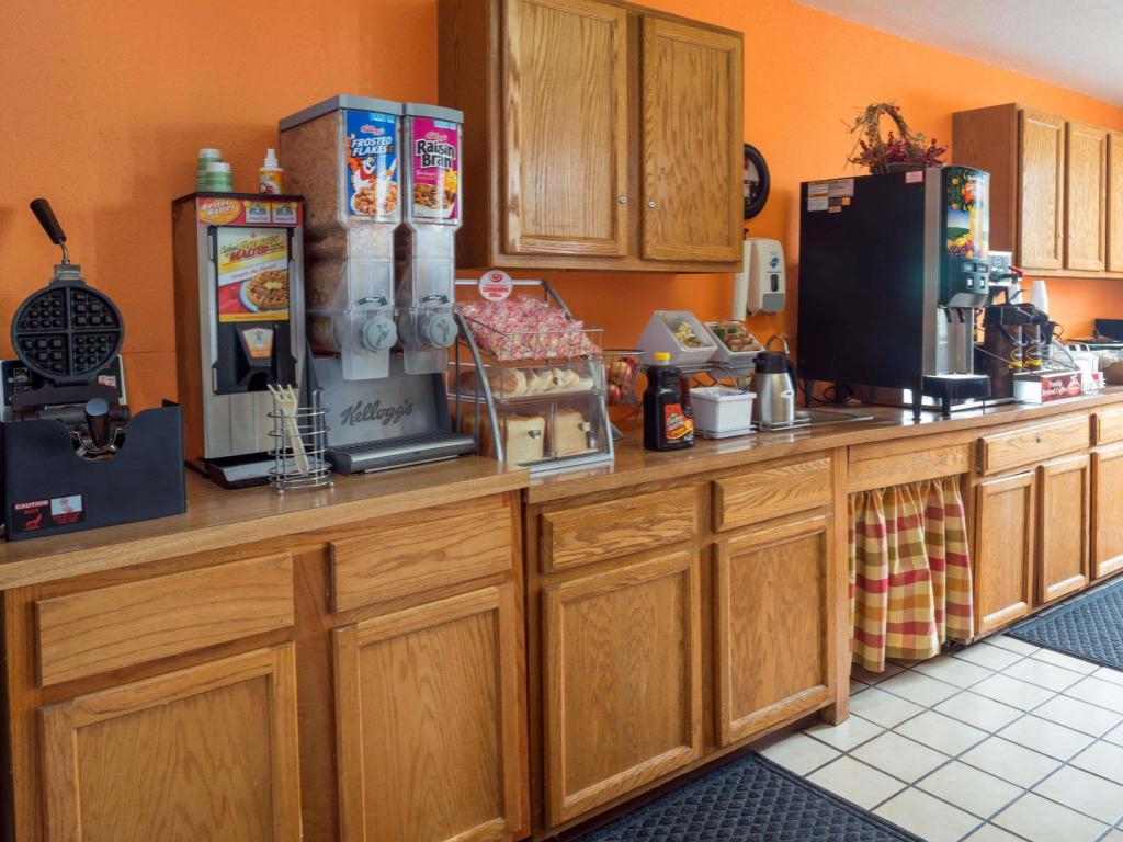 Super 8 by Wyndham Omaha NE - image 5